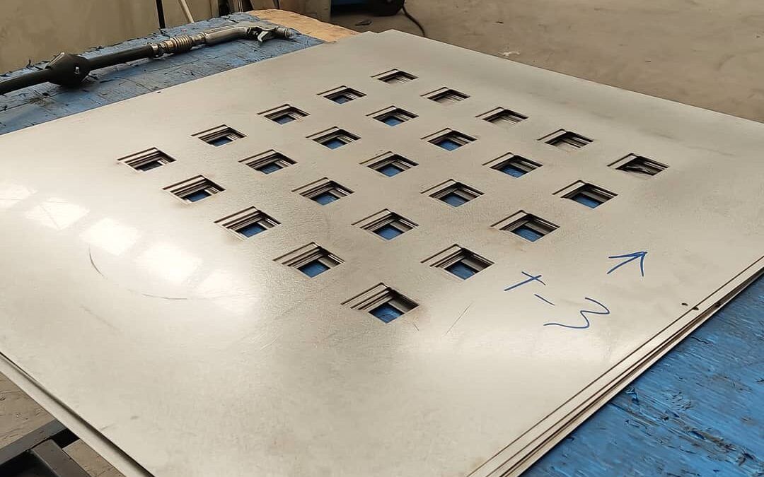 Mesa con fregadero y estantería en acero inoxidable